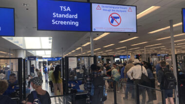 Les voyageurs américains face à des files interminables alors que la TSA alerte sur des perturbations majeures