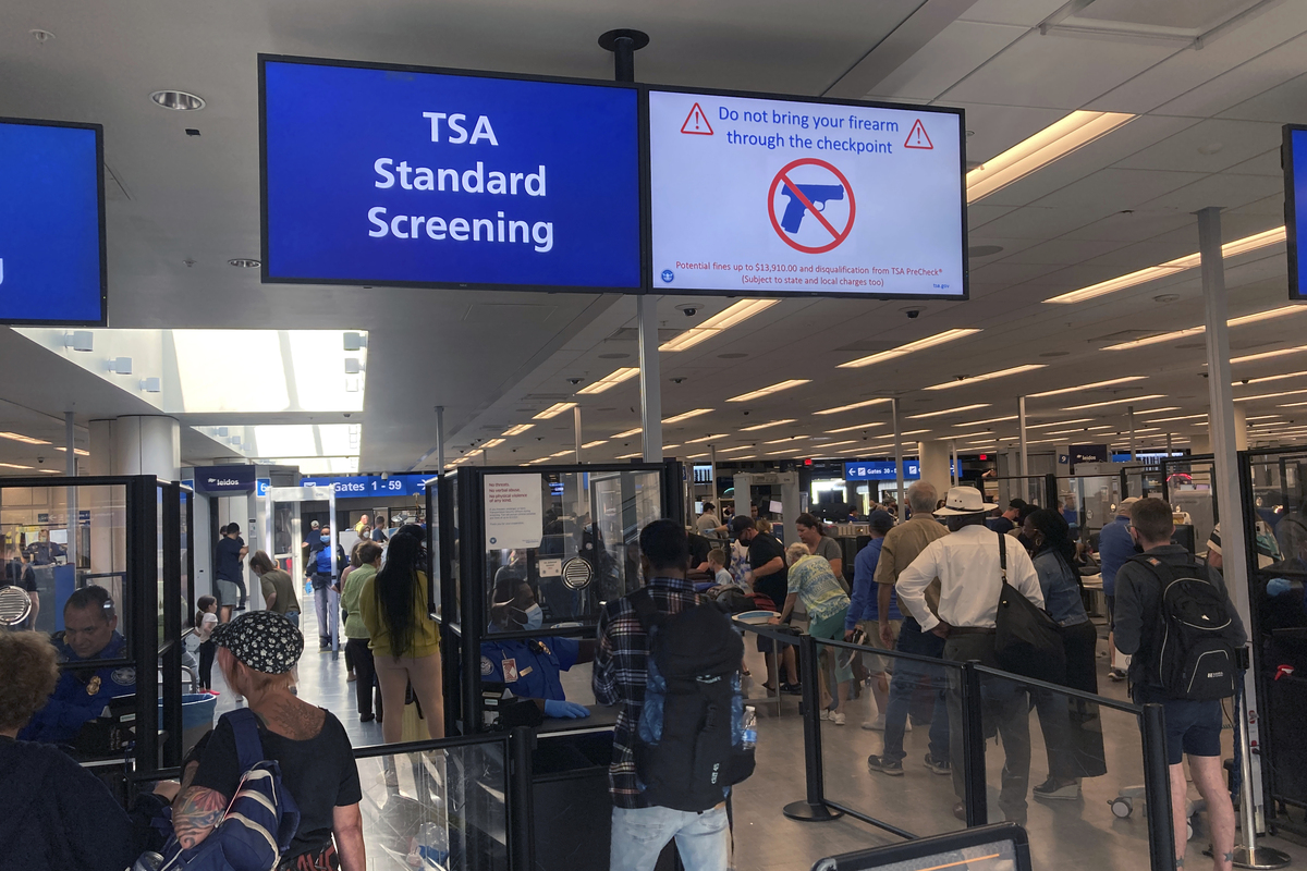Les voyageurs am&eacute;ricains face &agrave; des files interminables alors que la TSA alerte sur des perturbations majeures